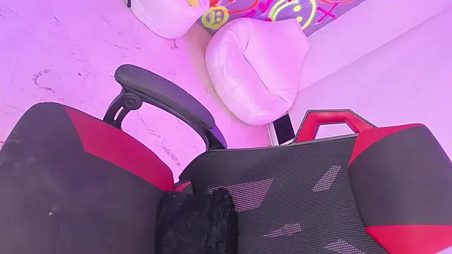 Snapshot of GEANNAROSE chatting on 12/21/24, 10:39 GEANNAROSE online show from 12/21/24, 10:39