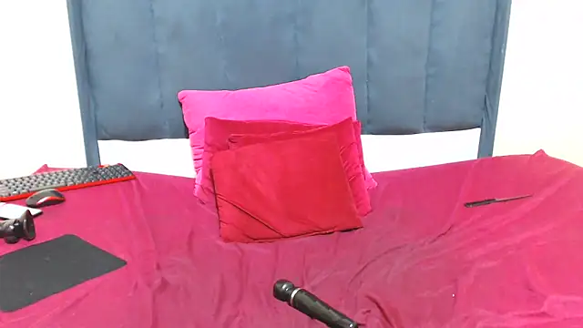 Snapshot of kittykhloe22 chatting on 03/03/25, 08:43 kittykhloe22 online show from 03/03/25, 08:43