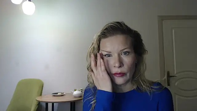 Juli julyyy online show from 12/28/24, 12:13