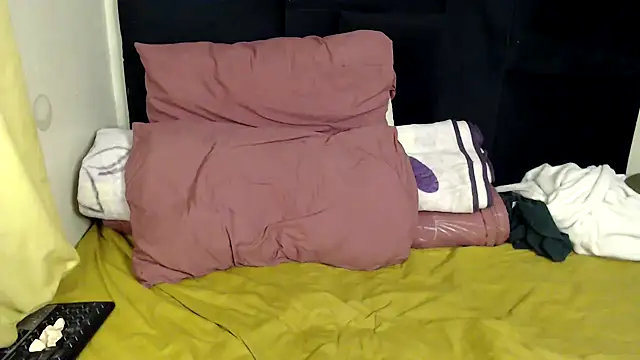 Snapshot of Busty-Londie chatting on 10/27/25, 12:04 Busty-Londie online show from 10/27/25, 12:04