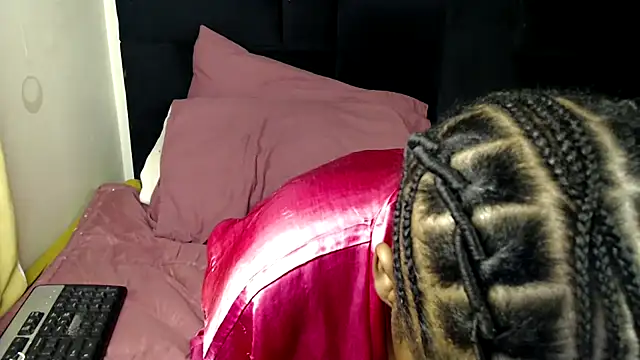 Snapshot of Busty-Londie chatting on 11/12/25, 06:52 Busty-Londie online show from 11/12/25, 06:52