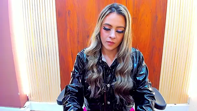 Snapshot of miacarperr1 chatting on 02/28/25, 12:43 miacarperr1 online show from 02/28/25, 12:43