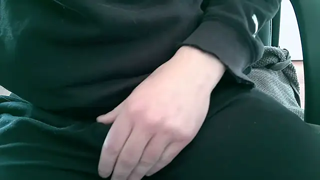 lovedoggy03 online show from 10/19/25, 10:38