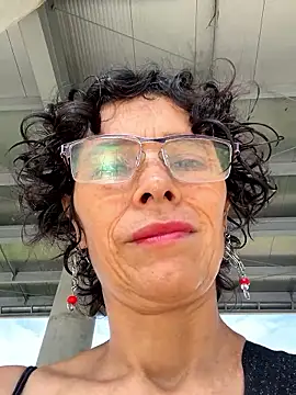 Snapshot of MireyaTorresGu chatting on 10/20/25, 01:33 MireyaTorresGu online show from 10/20/25, 01:33