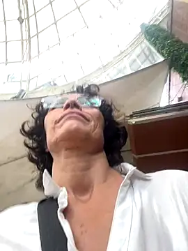 Snapshot of MireyaTorresGu chatting on 11/20/25, 03:01 MireyaTorresGu online show from 11/20/25, 03:01