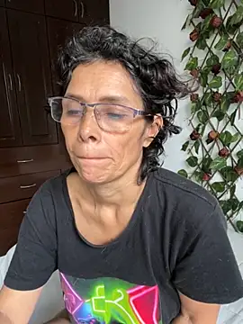 Snapshot of MireyaTorresGu chatting on 11/26/25, 03:24 MireyaTorresGu online show from 11/26/25, 03:24