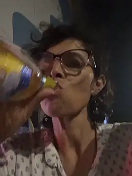 Snapshot of MireyaTorresGu chatting on 12/17/25, 04:40 MireyaTorresGu online show from 12/17/25, 04:40