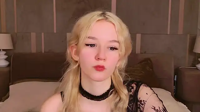 Snapshot of NaomiLoys chatting on 02/27/25, 04:09 NaomiLoys online show from 02/27/25, 04:09