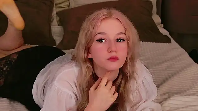 Snapshot of NaomiLoys chatting on 03/21/25, 08:40 NaomiLoys online show from 03/21/25, 08:40