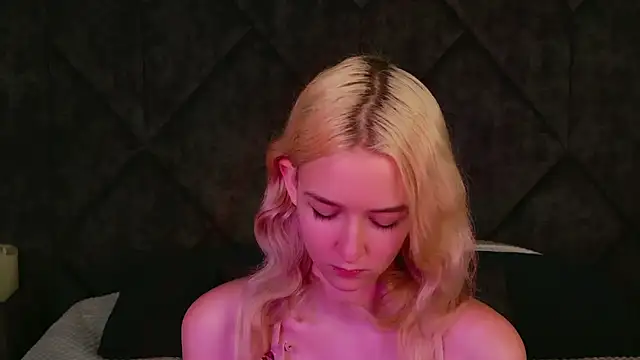 Snapshot of NaomiLoys chatting on 09/13/25, 09:03 NaomiLoys online show from 09/13/25, 09:03