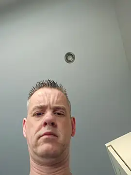 Snapshot of Hectorthyssen1 chatting on 05/13/26, 04:21 Hectorthyssen1 online show from 05/13/26, 04:21
