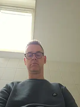 Snapshot of Hectorthyssen1 chatting on 05/14/26, 11:17 Hectorthyssen1 online show from 05/14/26, 11:17