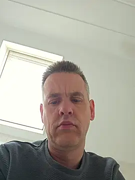 Snapshot of Hectorthyssen1 chatting on 05/15/26, 11:17 Hectorthyssen1 online show from 05/15/26, 11:17