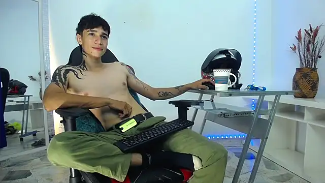 Zacktk7 online show from 12/18/24, 02:32