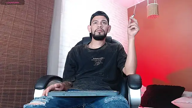 Snapshot of Bedobigcock chatting on 02/02/25, 12:40 Bedobigcock online show from 02/02/25, 12:40