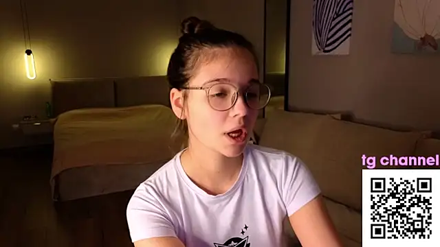 Snapshot of Leela_sun chatting on 12/04/25, 03:21 Leela sun online show from 12/04/25, 03:21