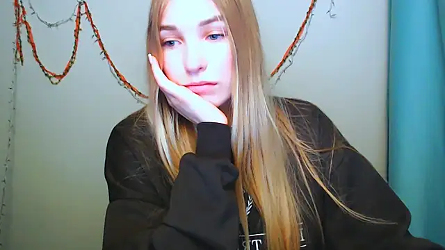 Snapshot of Queen_ofLove chatting on 12/14/25, 02:44 Queen ofLove online show from 12/14/25, 02:44