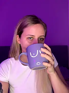 lunawolf21 online show from 12/16/25, 07:35