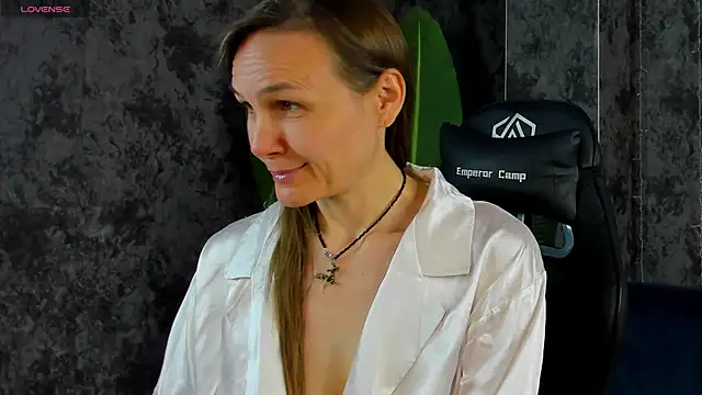 Lillian White online show from 05/17/26, 01:03