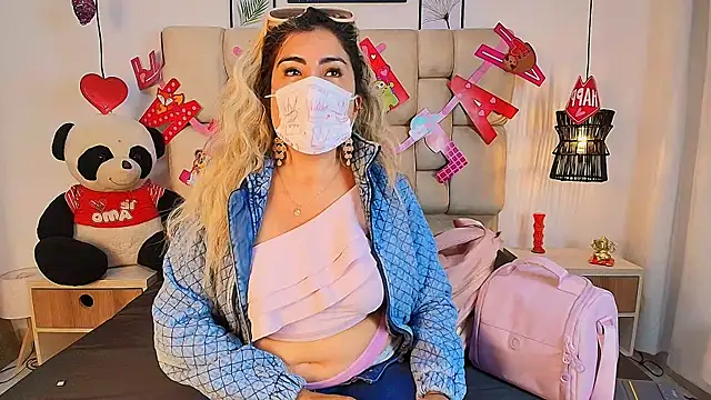 Snapshot of AdharaSmithh chatting on 09/18/25, 08:00 AdharaSmithh online show from 09/18/25, 08:00