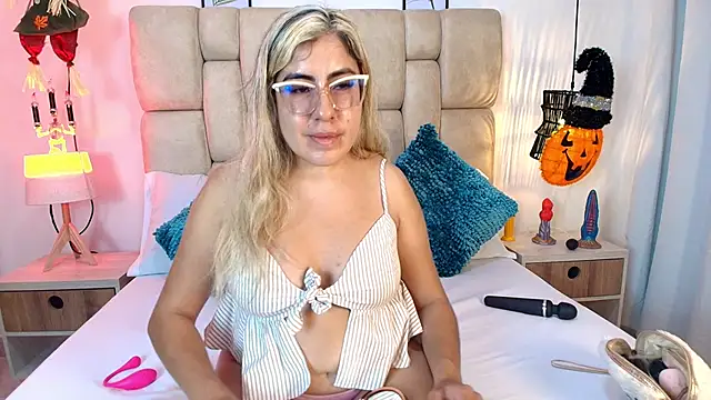 Snapshot of AdharaSmithh chatting on 10/24/25, 07:21 AdharaSmithh online show from 10/24/25, 07:21