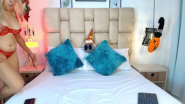 Snapshot of AdharaSmithh chatting on 10/27/25, 07:07 AdharaSmithh online show from 10/27/25, 07:07