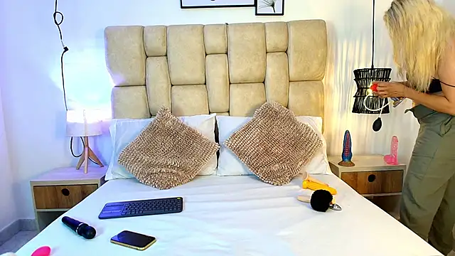 Snapshot of AdharaSmithh chatting on 11/18/25, 07:18 AdharaSmithh online show from 11/18/25, 07:18