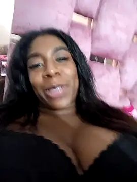 Snapshot of KloheCurvy chatting on 12/12/24, 12:27 KloheCurvy online show from 12/12/24, 12:27