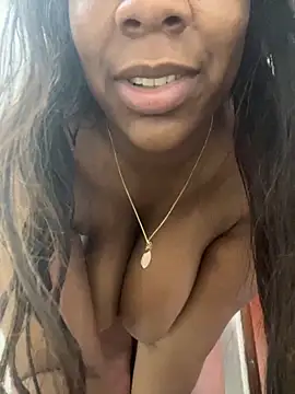 Snapshot of KloheCurvy chatting on 11/11/25, 12:05 KloheCurvy online show from 11/11/25, 12:05