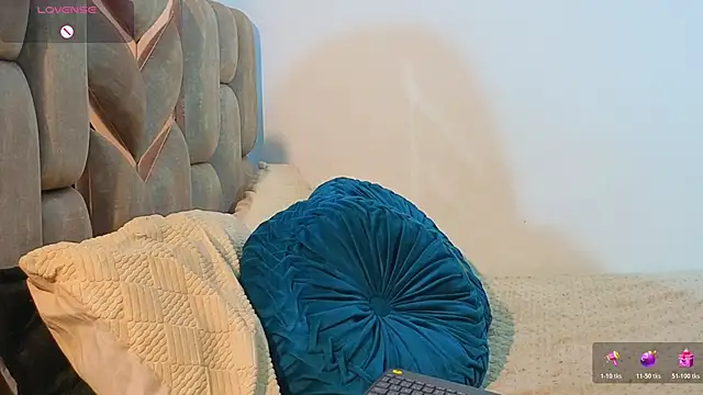 Snapshot of KloheCurvy chatting on 11/24/25, 02:50 KloheCurvy online show from 11/24/25, 02:50