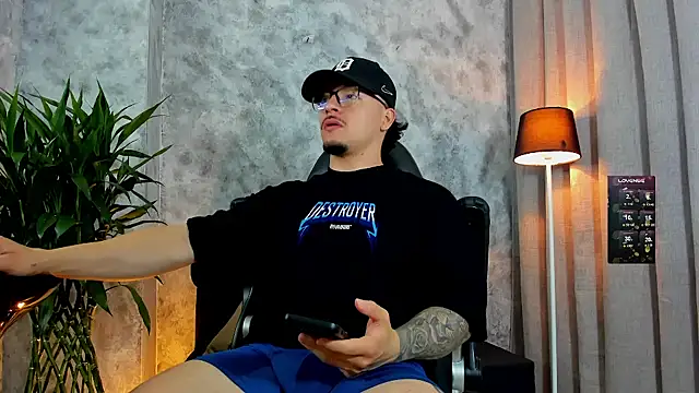 boyc022  online show from 11/24/25, 01:11