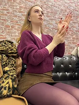 Snapshot of _AngelMoon_ chatting on 11/18/25, 04:06 AngelMoon online show from 11/18/25, 04:06