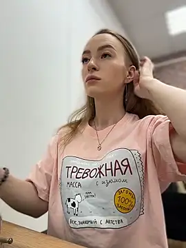 Snapshot of _AngelMoon_ chatting on 12/17/25, 03:56 AngelMoon online show from 12/17/25, 03:56