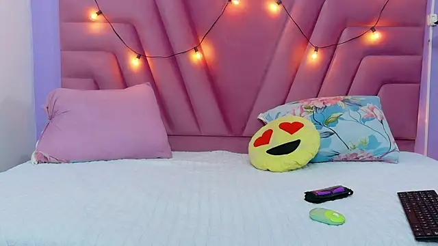 hornybarelylegalgirl online show from 05/14/26, 12:01
