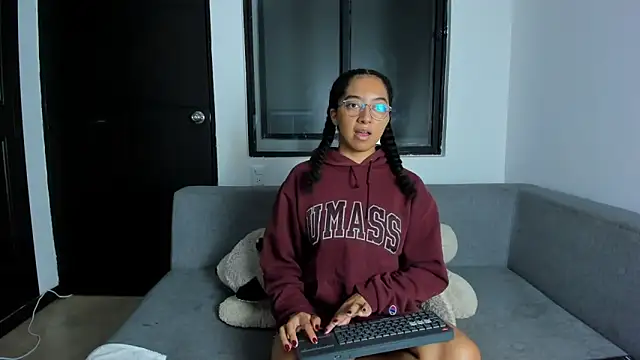 NAHOMI MILLER online show from 11/28/25, 11:40