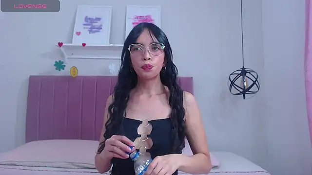 Snapshot of dholcee chatting on 03/22/25, 03:42 dholcee online show from 03/22/25, 03:42