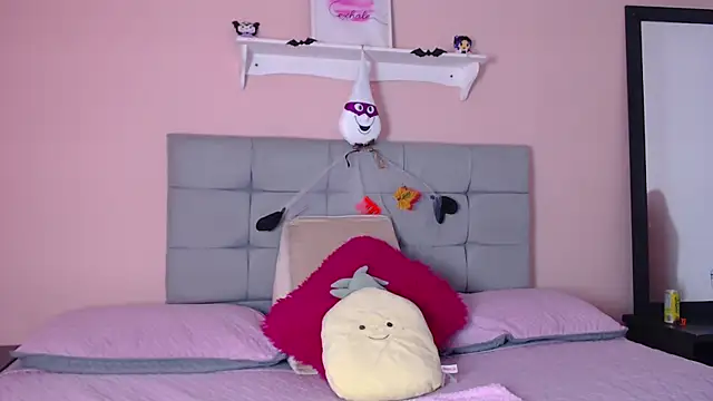 Snapshot of dholcee chatting on 10/17/25, 02:41 dholcee online show from 10/17/25, 02:41