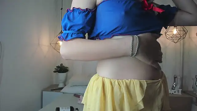 Snapshot of Theia_moon chatting on 12/03/24, 12:49 Theia moon online show from 12/03/24, 12:49