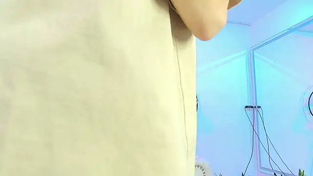 Snapshot of Theia_moon chatting on 12/30/24, 12:42 Theia moon online show from 12/30/24, 12:42