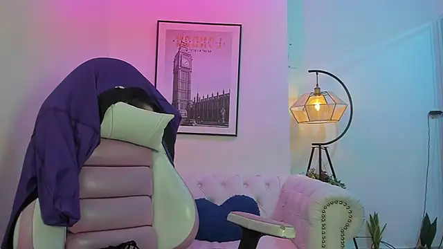 Snapshot of Theia_moon chatting on 02/08/25, 12:39 Theia moon online show from 02/08/25, 12:39