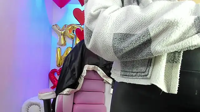 Snapshot of Theia_moon chatting on 02/14/25, 12:25 Theia moon online show from 02/14/25, 12:25