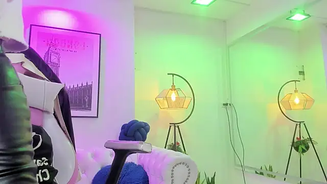 Snapshot of Theia_moon chatting on 03/12/25, 12:47 Theia moon online show from 03/12/25, 12:47
