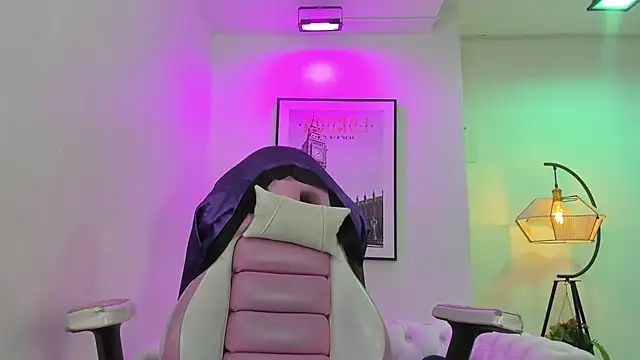 Snapshot of Theia_moon chatting on 03/19/25, 12:45 Theia moon online show from 03/19/25, 12:45