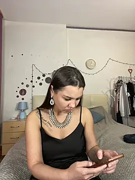 Snapshot of MiraMiss chatting on 12/27/24, 11:06 MiraMiss online show from 12/27/24, 11:06