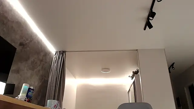 Snapshot of KissMyVibe chatting on 12/14/24, 12:01 KissMyVibe online show from 12/14/24, 12:01