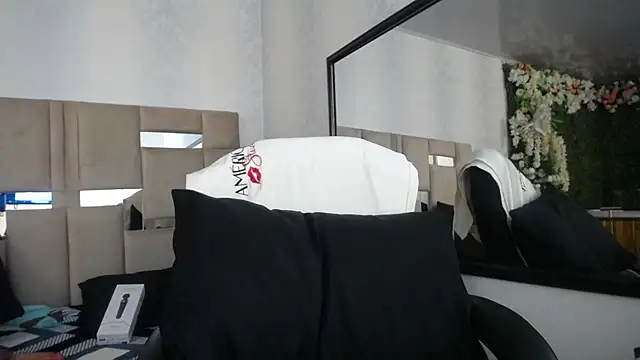 Snapshot of Queenjenn__ chatting on 12/17/24, 02:11 Queenjenn online show from 12/17/24, 02:11