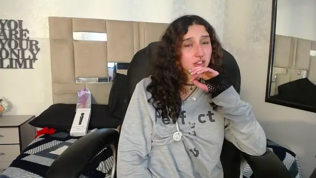 Snapshot of Queenjenn__ chatting on 12/26/24, 04:47 Queenjenn online show from 12/26/24, 04:47