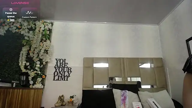 Snapshot of Queenjenn__ chatting on 01/06/25, 03:19 Queenjenn online show from 01/06/25, 03:19