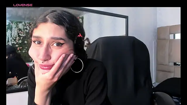 Snapshot of Queenjenn__ chatting on 02/13/25, 03:24 Queenjenn online show from 02/13/25, 03:24