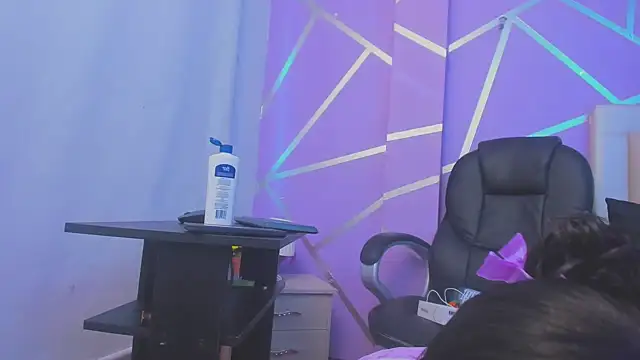 Snapshot of Queenjenn__ chatting on 02/25/25, 10:18 Queenjenn online show from 02/25/25, 10:18